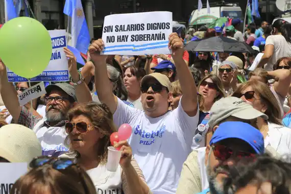 Docentes de la Provincia denuncian irregularidades en el cobro de salarios 