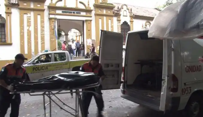 Fue al cementerio con amigos, cayó en una tumba abierta y murió