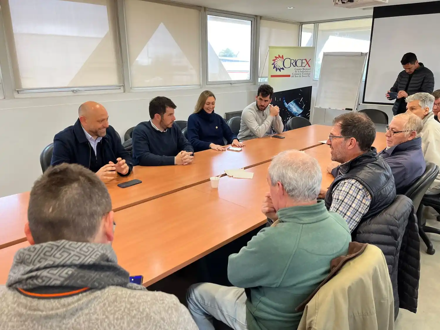 Reunión con empresarios en las oficinas de la Cricex.