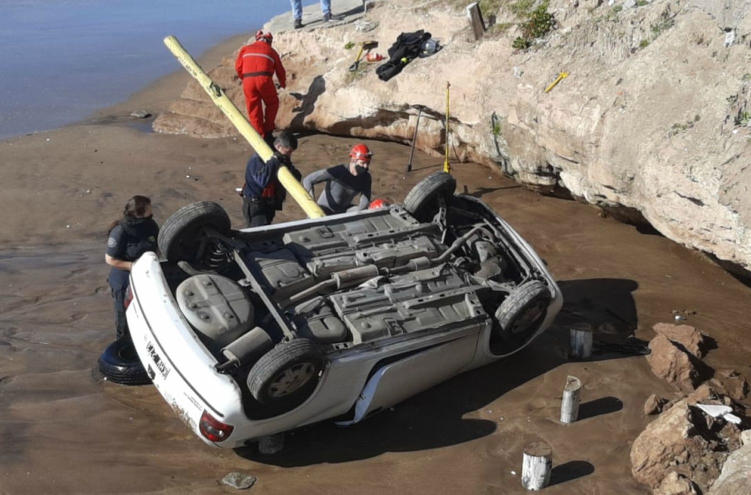 Un auto cayó del barranco y de milagro no hubo lesionados