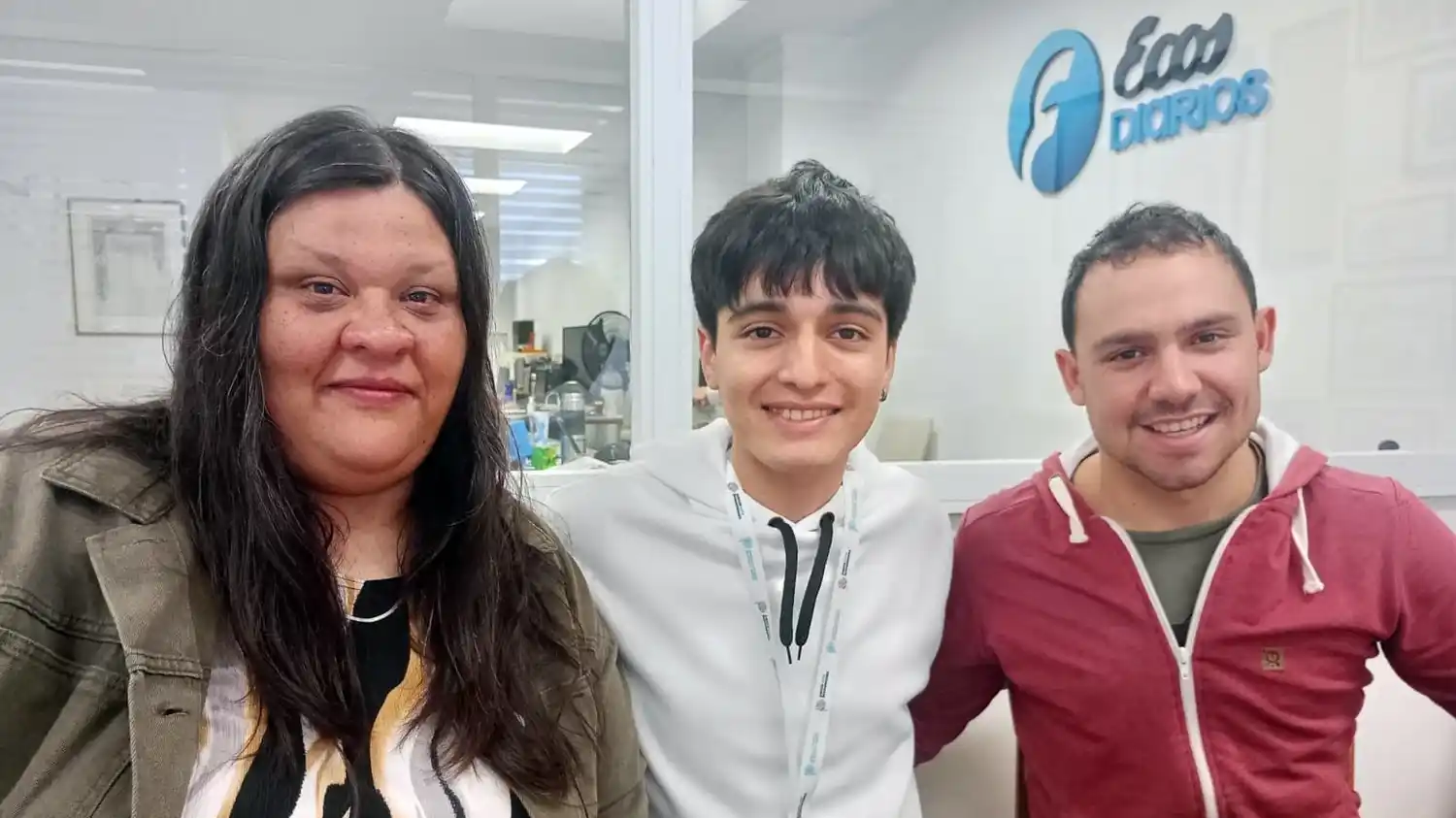 Los profesores de ajedrez Gisela Decastelli y Emanuel Batillier junto al alumno Gonzalo Maldonado