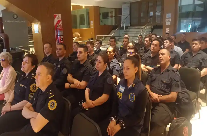 Jornada de la Policía Federal Argentina en honor a dos Infantes de Marina que estuvieron en Malvinas