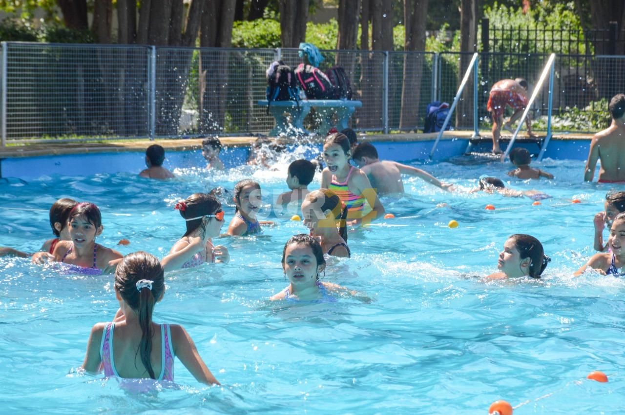 Pileta del Parque Municipal, la más elegida por los venadenses para disfrutar del verano
