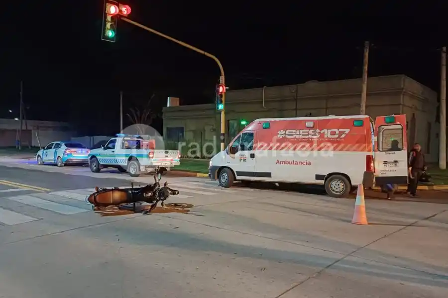 Madrugada accidentada: un auto y una moto chocaron a metros del Balneario