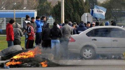 Chubut: Portuarios bloquean la planta de Aluar y hay riesgo para las fuentes de trabajo en Madryn