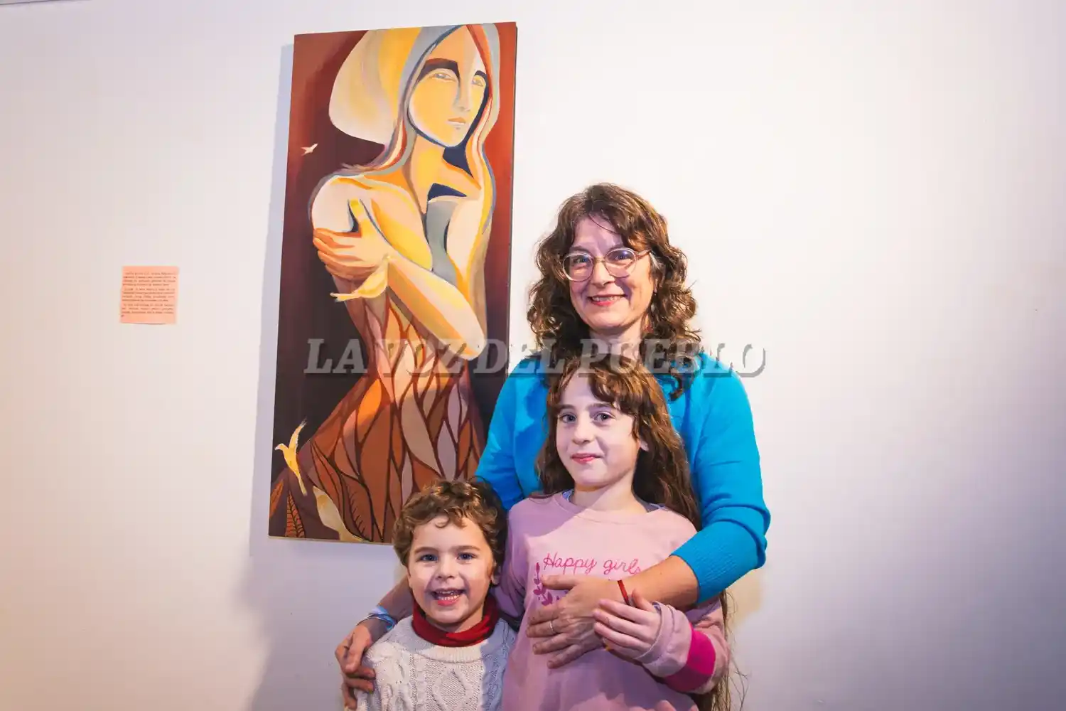 Griselda Collazos junto a sus hijos Marina, de 9 años, y León, quien tiene 4, en el Mubata