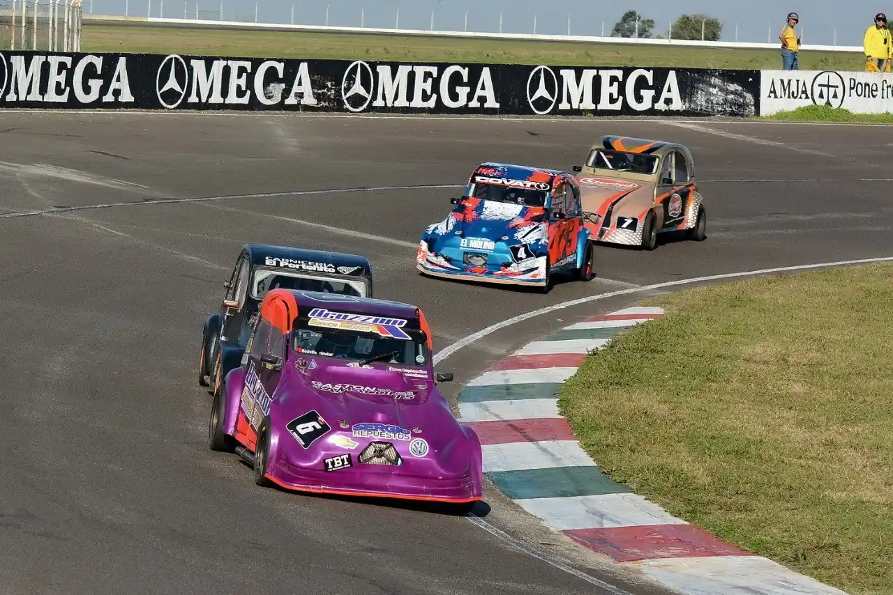 Festejos de Veronesi en Fórmula Entrerriana y Buschiazzo en Citroen 