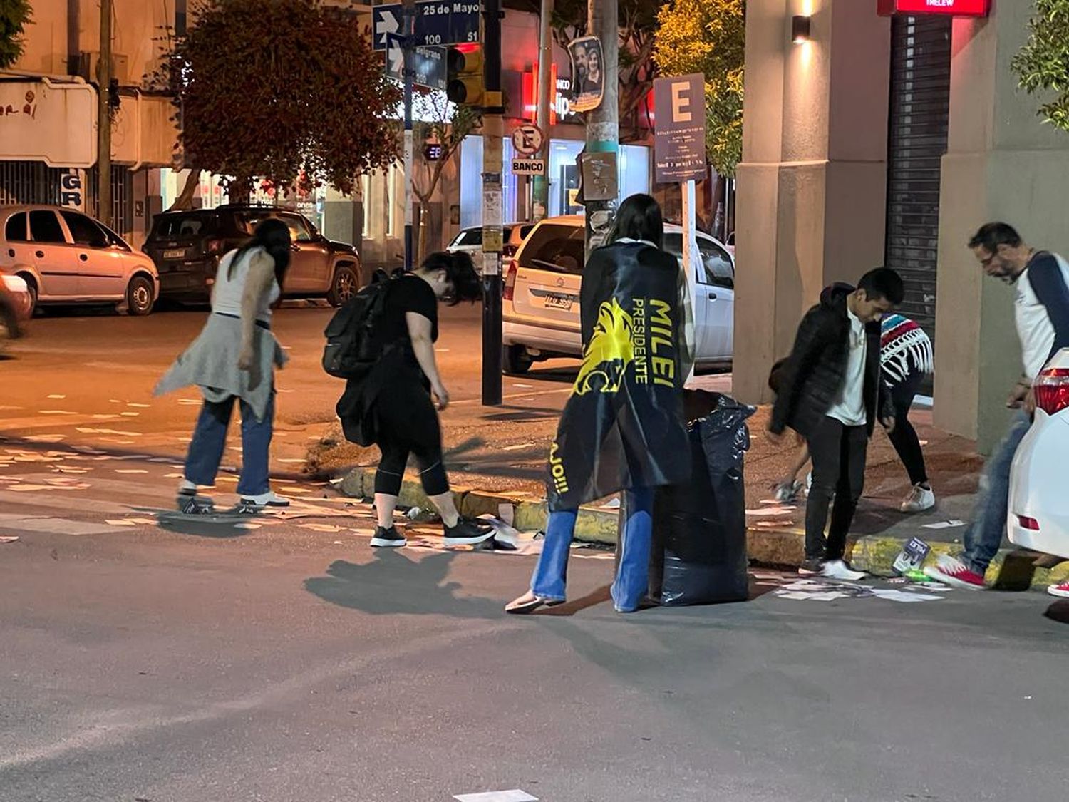 Partidarios de Milei limpiaron la plaza del Obelisco tras los festejos