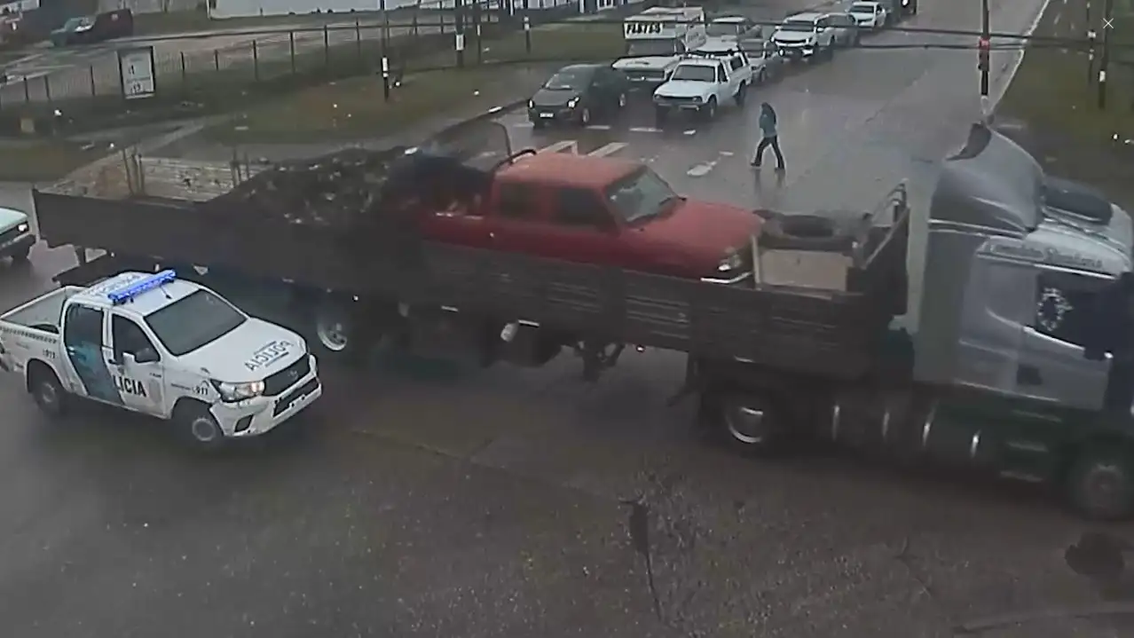 El camión Scania llevaba una carga de leña y sobre ella, una camioneta con pedido de secuestro activo de la localidad de Colón.