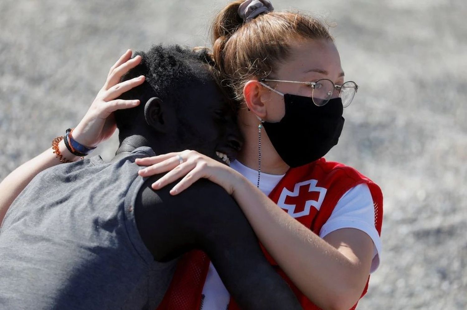 Inmigrante y ayudante de la Cruz Roja, la foto que conmueve al mundo