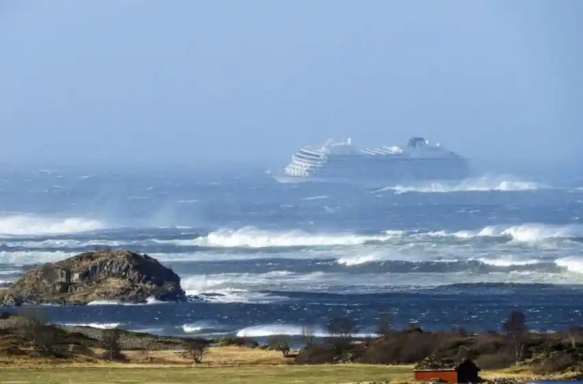 Rescataron a más de 1.300 personas de un crucero a la deriva en Noruega