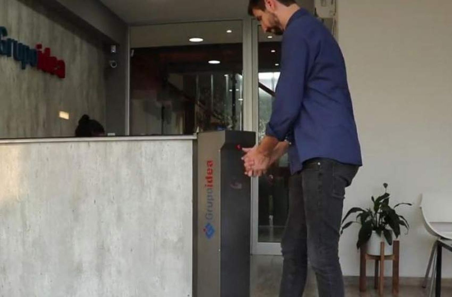 Una empresa metalúrgica santafesina creó un aspersor sanitizante para desinfectar manos en forma rápida