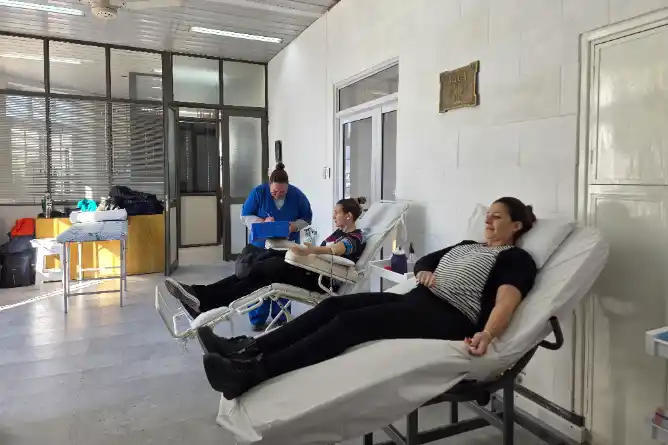 Exitosa colecta de sangre junto a la Cámara de Comercio y la Peña de Independiente