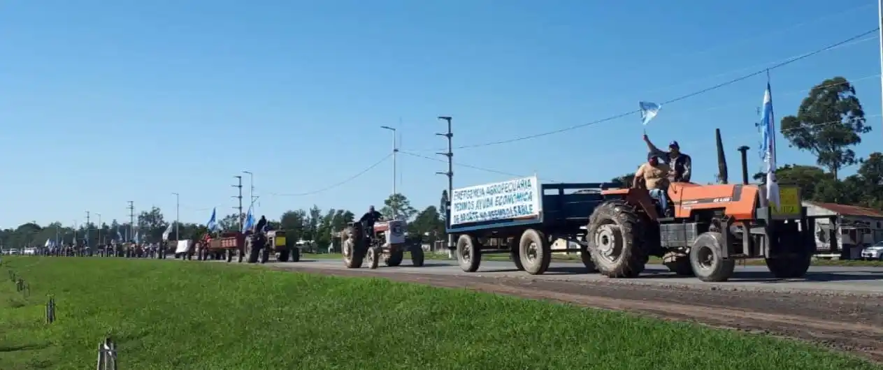 Tractorazo realizado por productores agropecuarios de Laguna Naineck