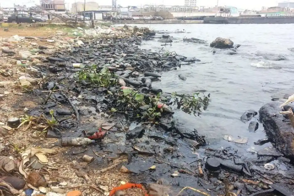 ¡LAS PENURIAS DEL LAGO DE MARACAIBO! Mientras una bacteria mortal pulula en sus aguas, vierten residuos desde el club náutico