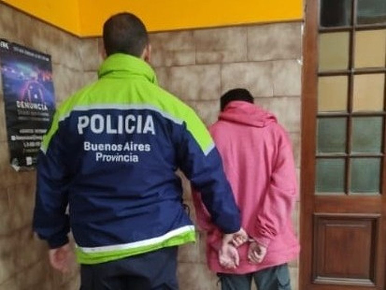 Un hombre se resistió a su detención y mostró un arma de fuego a los policías