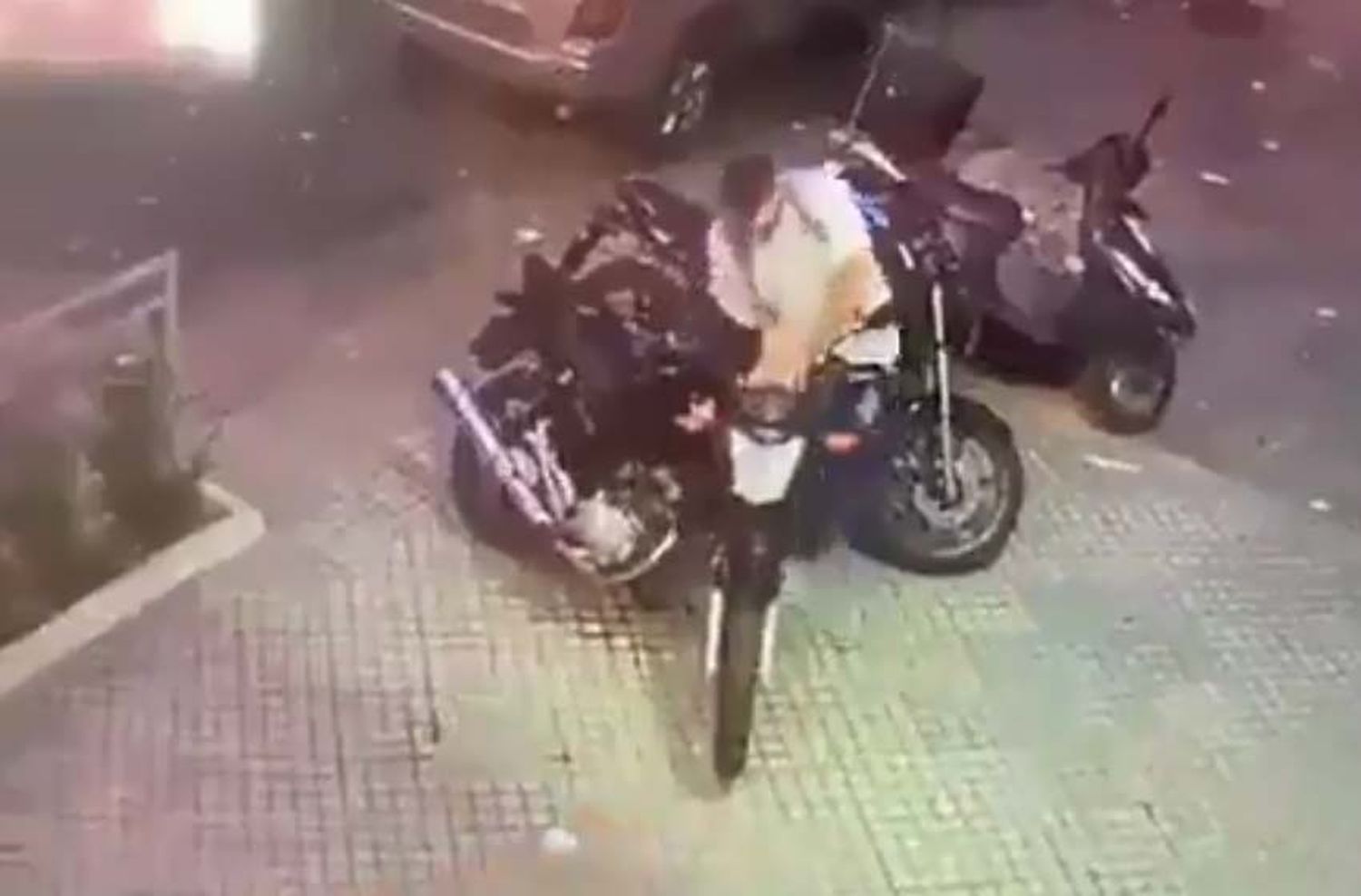 El arte de robar: ladrones se quedaron con una moto en apenas 10 segundos