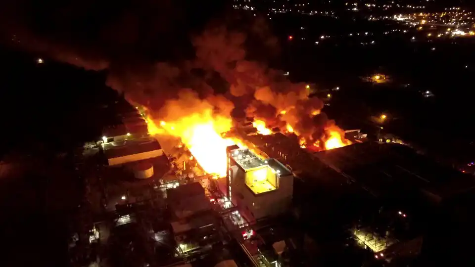 Impresionante incendio en  empresa textil de La Plata