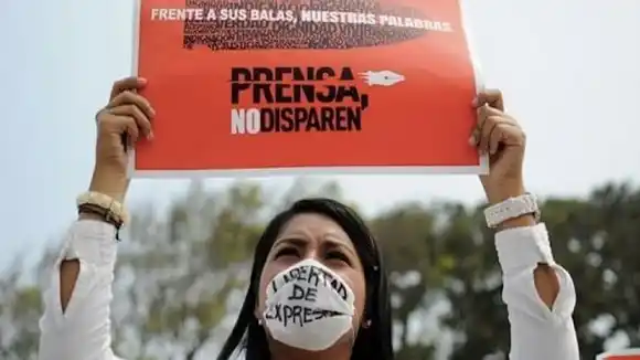 MUJER Y PERIODISTA: el doble riesgo de  una profesión marcada por el sexismo