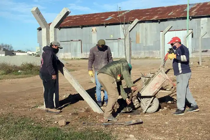 Mejoran y cercan los galpones del ferrocarril