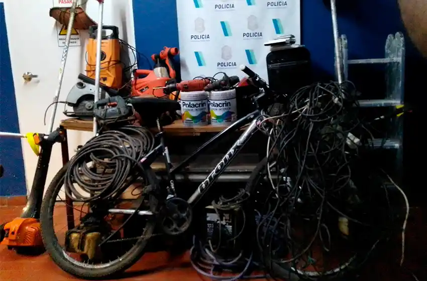 Ola de robos en Batán: allanan casas, dan con elementos claves y detienen a dos personas