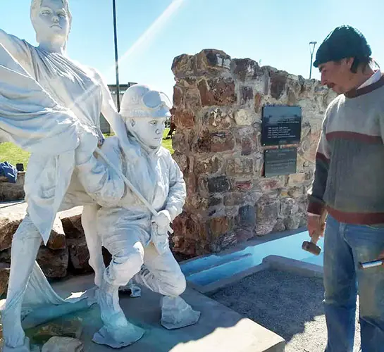Se colocó la escultura en la nueva plaza Héroes de Malvinas de Lobería