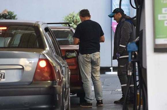 Estacioneros ven “muy difícil” sostener el congelamiento del precio de los combustibles hasta fines octubre