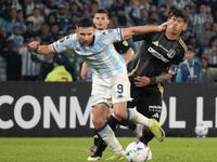 Racing aplastó a Colo Colo y se aseguró la clasificación