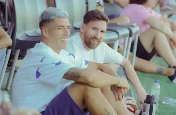 Lionel Messi y Luis Suárez visitaron el predio Jorge Griffa de Newell's