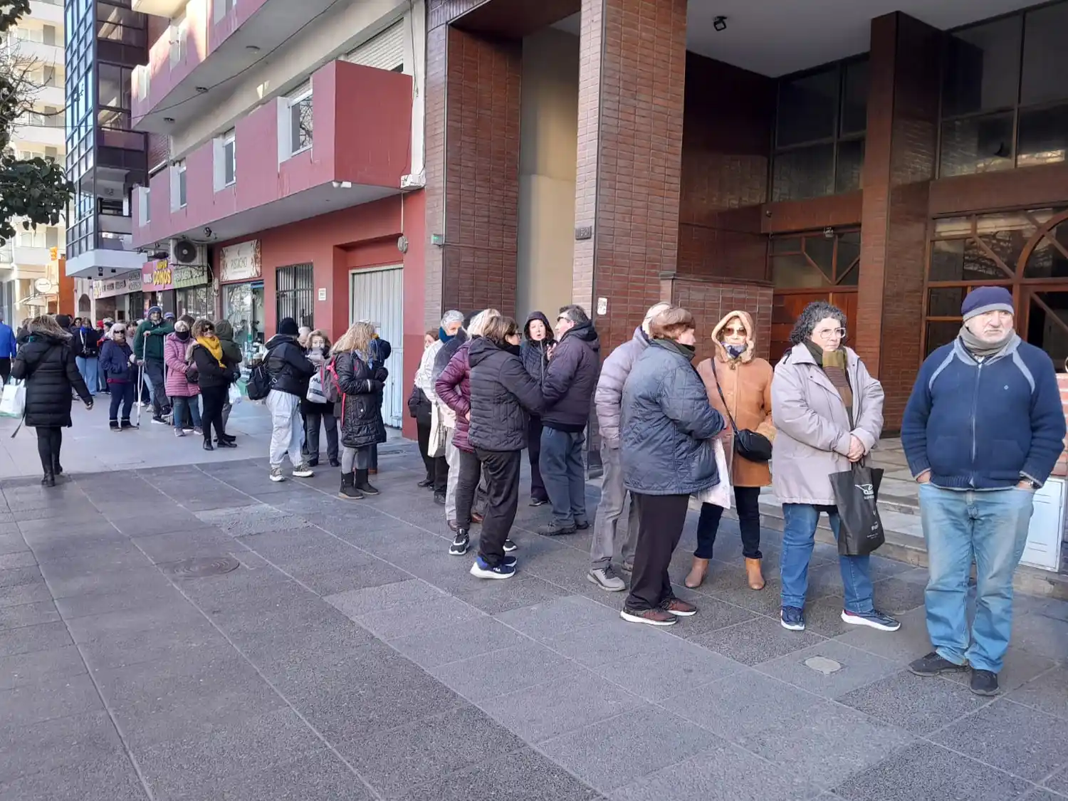 La Liga de Amas de Casa, Usuarios y Consumidores realizó una jornada para asistir a las personas que desean acceder a la reinscripción.