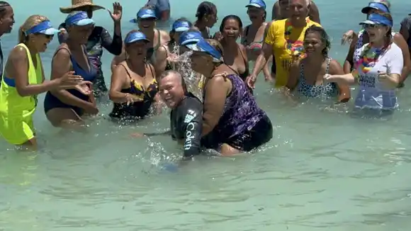 ¿LOS LLEVARÁN A TODOS? Más de 100 abuelos llegaron a Los Roques (+Videos)
