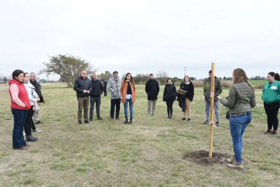 En el marco por el Mes del Árbol, se realizó un encuentro en barrio Villa Los Álamos