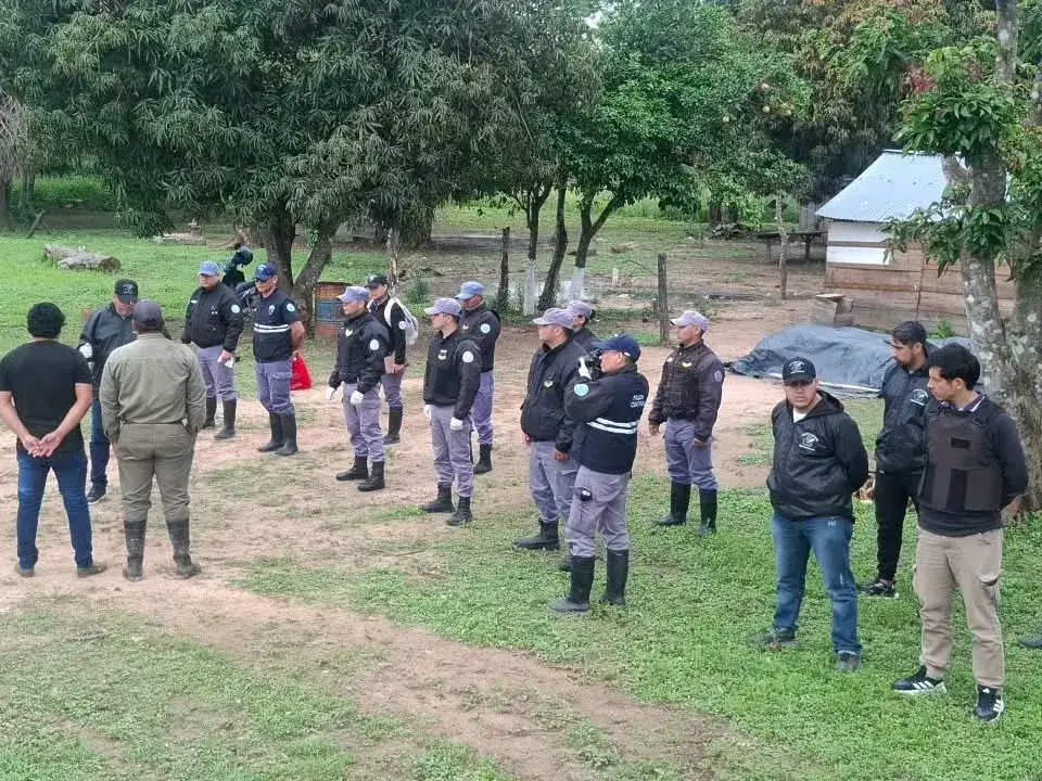 Efectivos de la Policía de Formosa realizan un amplio operativo de rastrillaje en un predio rural de Gran Guardia tras el hallazgo del arma utilizada en el doble homicidio que conmociona a la localidad. Las fuerzas de seguridad inspeccionan la zona.