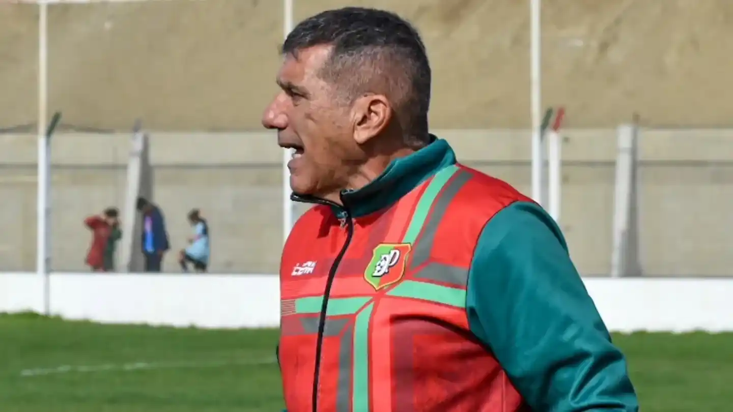 Murúa, dirigiendo a Portugués de Comodoro Rivadavia.