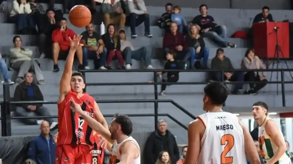 Cordeiro lanza sobre Menna.