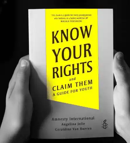 El libro que escribió Angelina Jolie. Foto Instagram