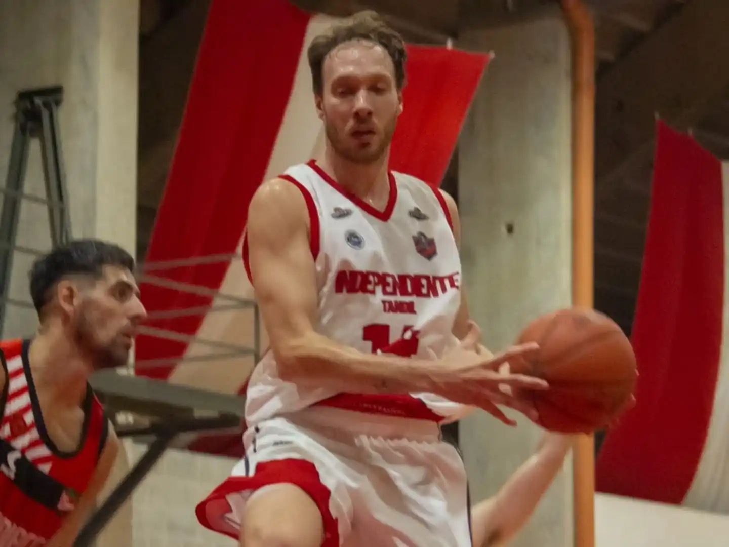 Weisbeck reaparece en el rojinegro.