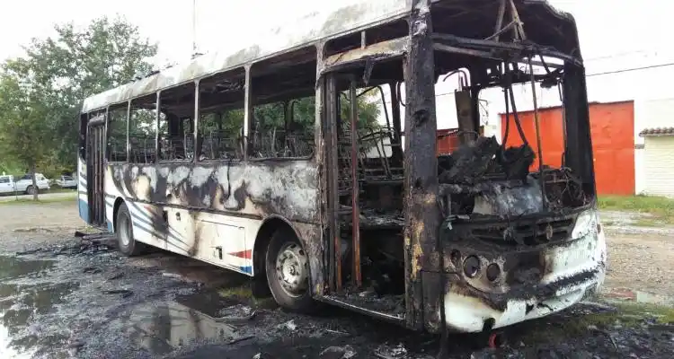 Se incendió un colectivo en avenida Kennedy esta mañana