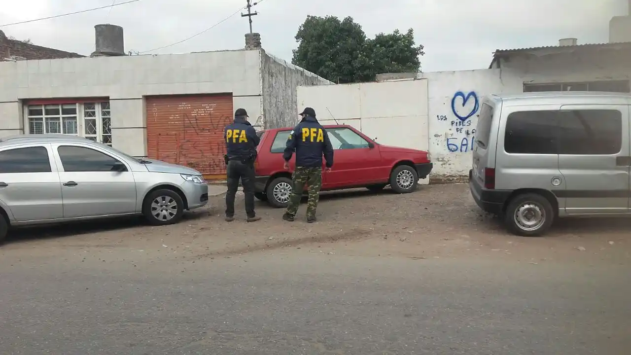 Una dealer y dos de sus clientes fueron detenidos en el barrio Juramento