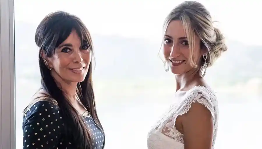 Cris Claverie junto a su hija Victoria, la esposa del golfista Puma Domínguez que murió de dengue.