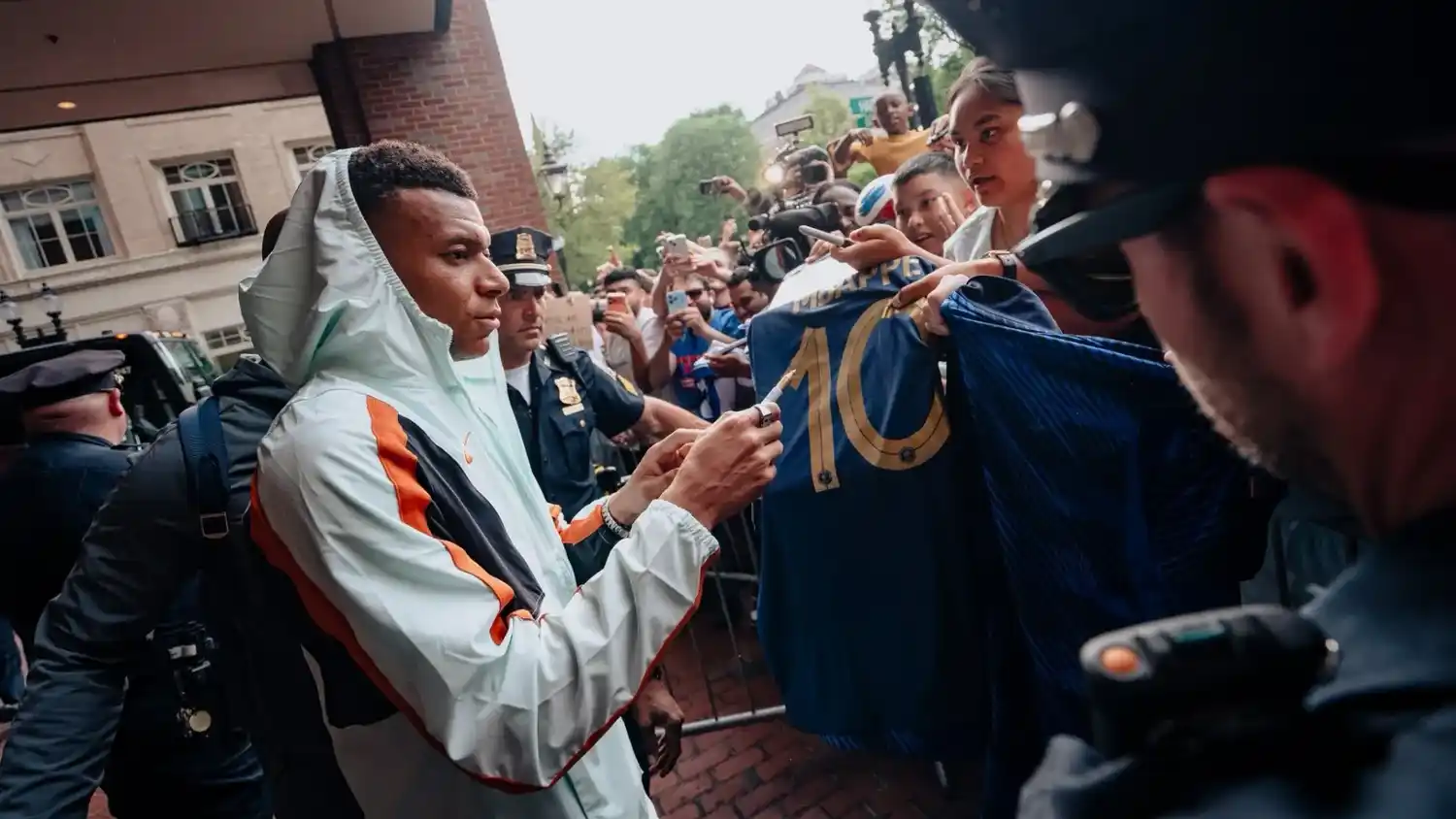 Mbappé es la amenaza de siempre en el ataque francés.