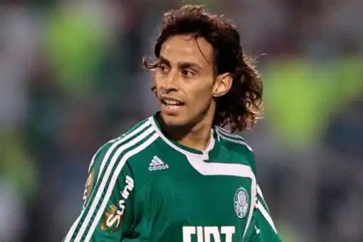 En lugar de Fabro, Ramón Díaz quiere al chileno Jorge Valdivia