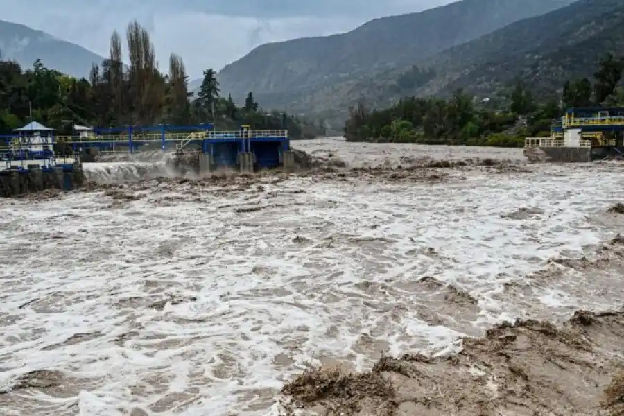 Chile: hay más de 3.300 personas aisladas por un temporal de lluvias torrenciales