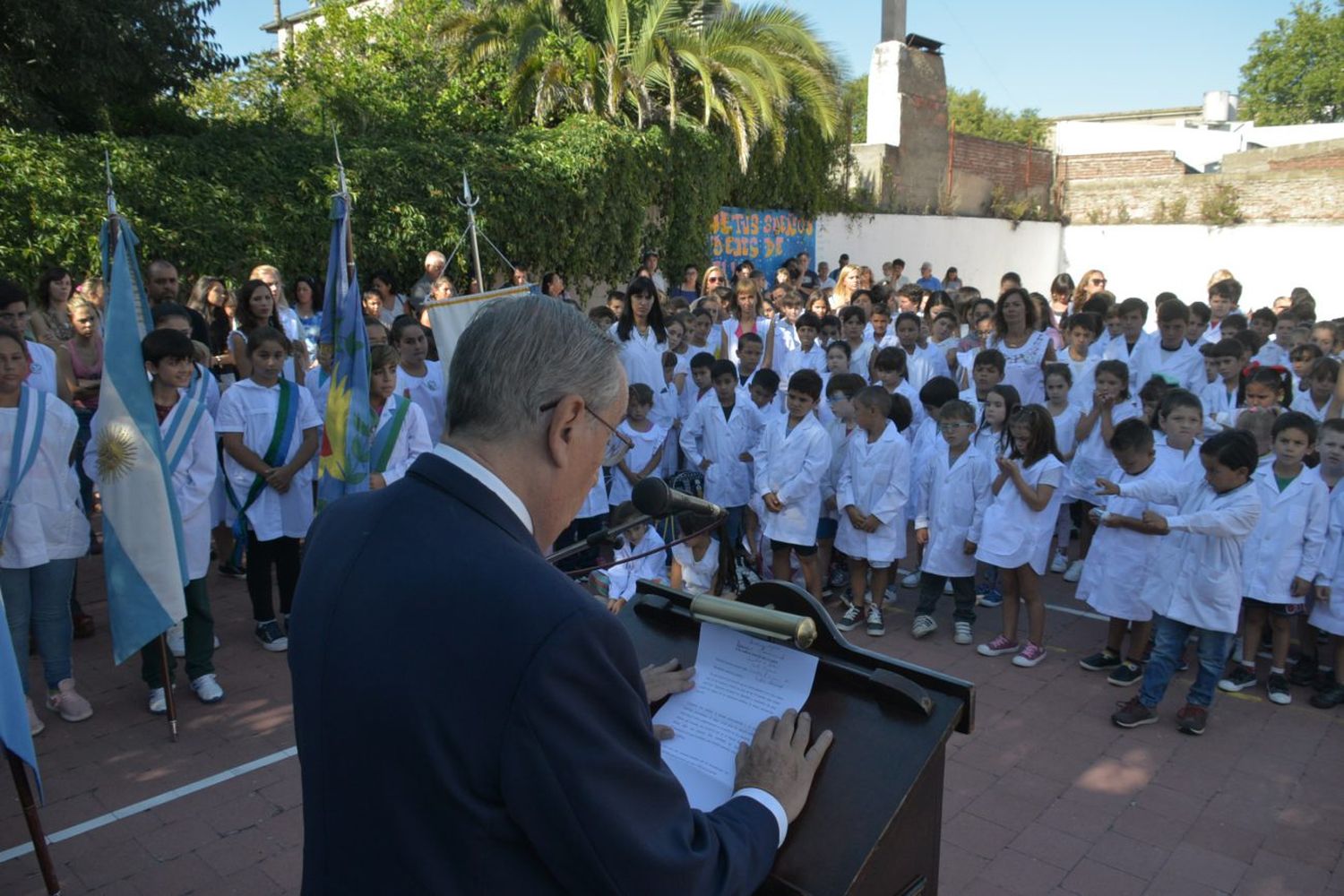 Con la presencia de autoridades municipales y regionales, la Escuela 1 realizó el acto de inicio de ciclo lectivo