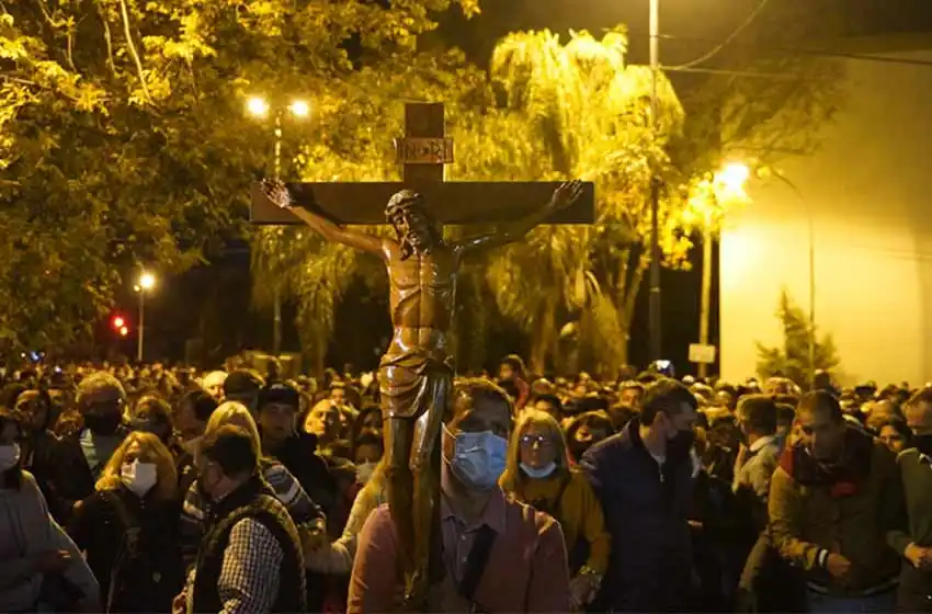 Tras dos años de ausencia, volvió el tradicional Vía Crucis del Padre Ignacio a barrio Rucci