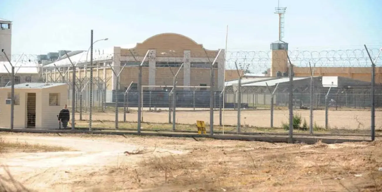 Cayó un guardiacárceles que intentó ingresar droga en un paquete tipo salamín al penal de Cruz del Eje