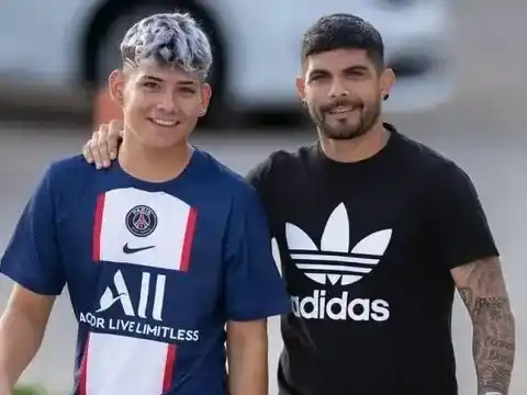 Banega junto a su hijo.