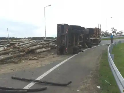 Un camión cargado con madera volcó sobre la Autovía 14
