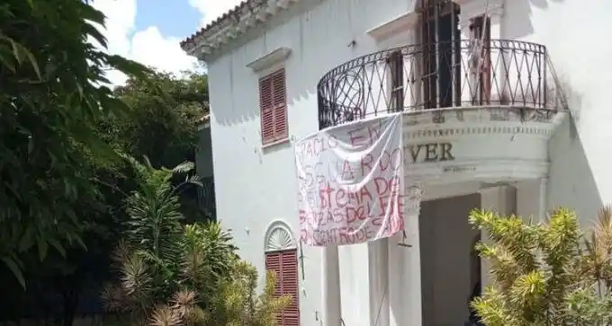 Colectivos invaden mansión en Caracas para «atender» pacientes con COVID-19