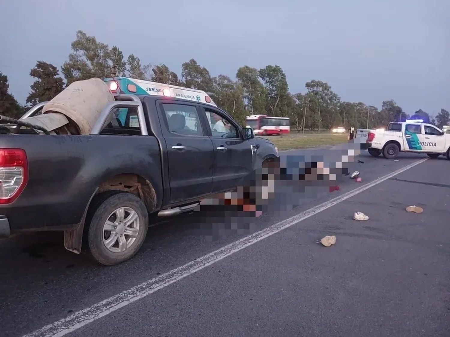 Fallecieron cuatro personas que circulaban en una moto en La Plata